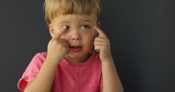 Chico señala sus dedos de ambas manos en sus ojos — Vídeo de stock