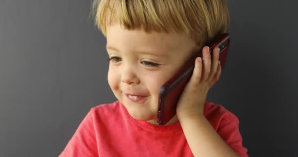 Menino falando telefone celular — Vídeo de Stock