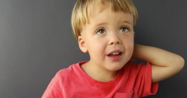 Onları korumak için soran gülümseyen çocuk evde dikkat isteyen