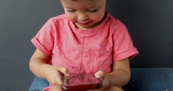 Niño deslizando la pantalla del teléfono celular, interés en la tecnología moderna — Vídeo de stock