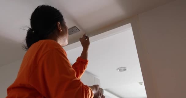 Mujer pintando los bordes del techo con pincel — Vídeos de Stock