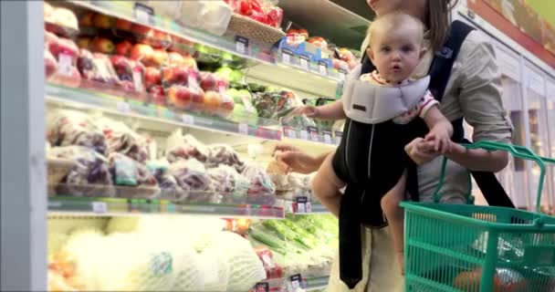 Moeder en baby dochter in supermarkt — Stockvideo