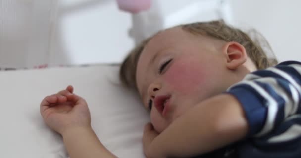 Adorable niño durmiendo en la cama — Vídeos de Stock