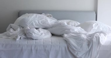 Beyaz keten ile dağınık yatak