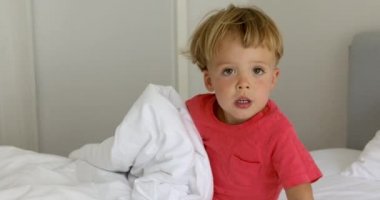 Beyaz yatakta bebek çocuk