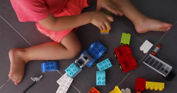 Criança de colheita brincando com brinquedos de plástico — Vídeo de Stock