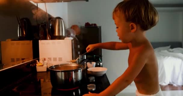 Enfant cuisine des pâtes dans la cuisine — Video