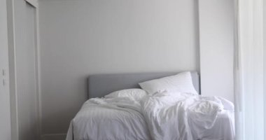 Beyaz keten ile dağınık yatak