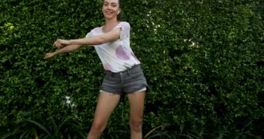 Sırt çantası çocuk dansı gösteren Casual kız