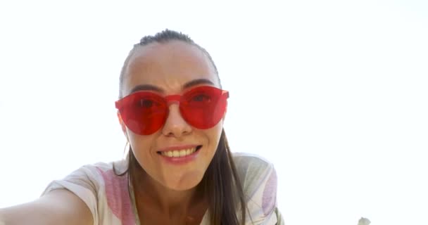 Περιστασιακή ενήλικη γυναίκα σε σύγχρονα γυαλιά ηλίου — Αρχείο Βίντεο