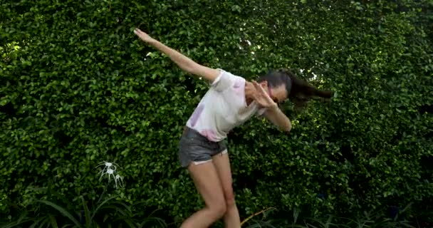 거리에 dab 춤 운동을 보여주는 캐주얼 소녀 — 비디오