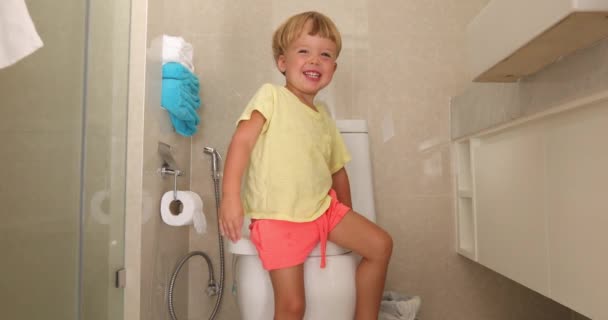 Mosolygó kisfiú WC-ben — Stock videók