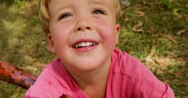 Porträt eines glücklichen Jungen im Park — Stockvideo