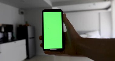 Mutfakta boş akıllı telefon tutan el kırpma