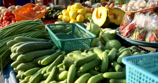 Świeże warzywa i owoce na straganie — Wideo stockowe
