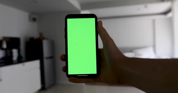 Erntehelfer hält leeres Smartphone in Küche — Stockvideo