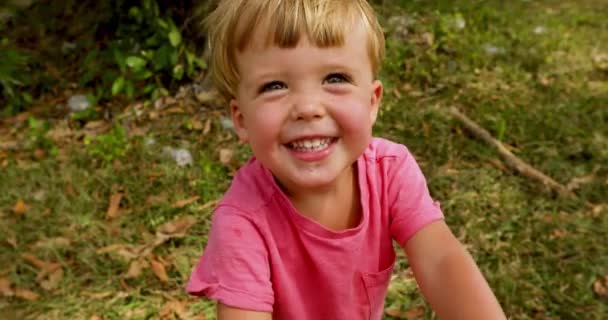 Retrato de um menino feliz no parque — Vídeo de Stock