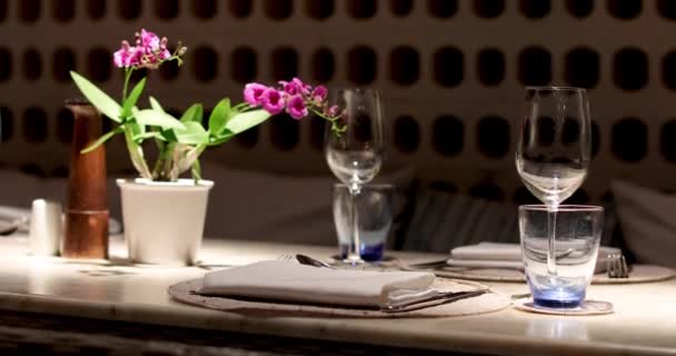 Άδειο τραπέζι σερβιρίσματος σε ένα εστιατόριο που περιμένει τους επισκέπτες — Αρχείο Βίντεο