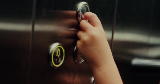 La mano de los niños presiona el botón — Vídeo de stock