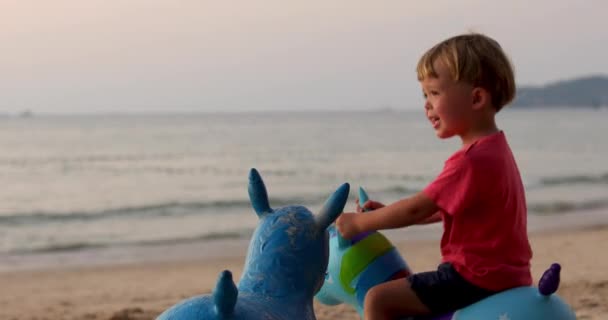 玩玩具的儿童海滩 — 图库视频影像