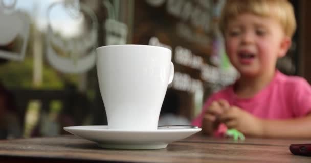 Mug closeup latar belakang anak — Stok Video