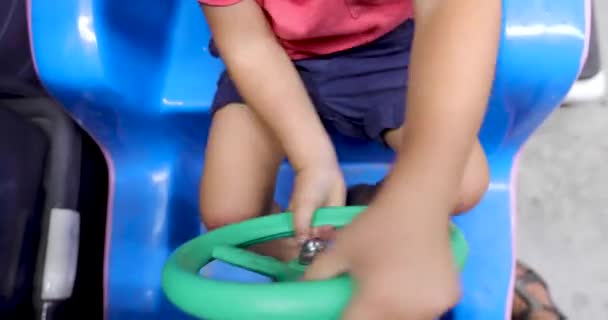 Ребенок активно поворачивает руль — стоковое видео