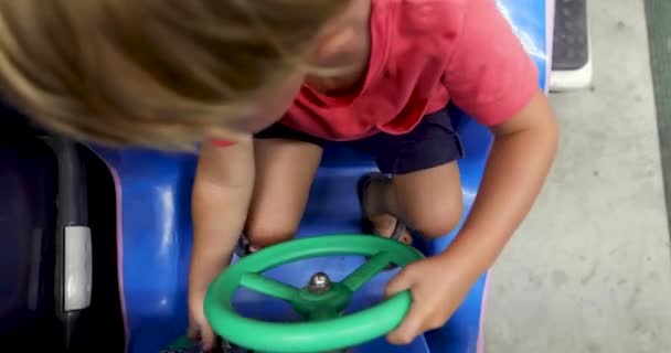 Niño girando activamente volante — Vídeos de Stock