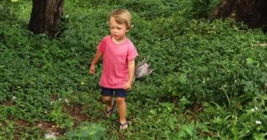 Bebek egzotik ormanda yolda yürüyüş