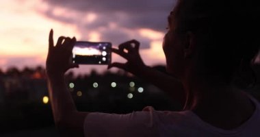 Kadın alarak fotoğraf günbatımı gökyüzü