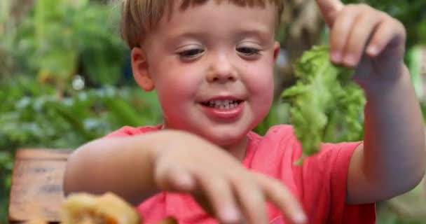 Ребенок играл с зеленым салатом — стоковое видео