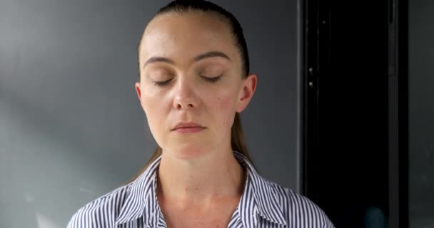 Frau mit geschlossenen Augen und jahrhundertelangem Rucken — Stockvideo