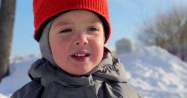 Kırmızı yanak olan çocuk mesafe kış Frosty gün içine bakıyor