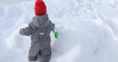 Küçük çocuk kürek Snowdrift ile Digs
