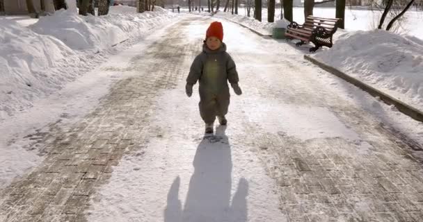Милый мальчик-парк Зима идет переговоры — стоковое видео