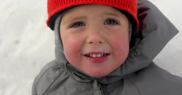 Beautiful baby closeup lying snow — Stock Video