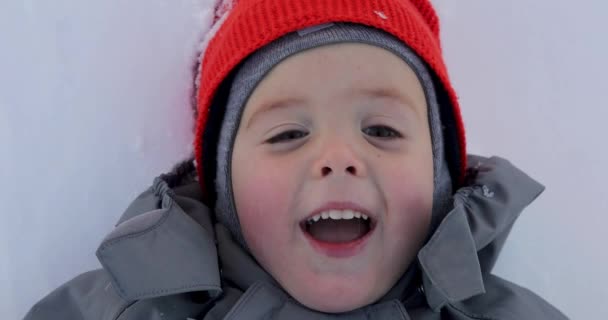 Portrait d'un garçon gros plan en hiver — Video