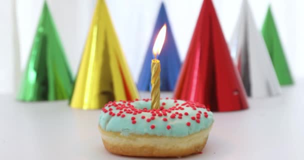 Uma vela com fogo em um donut — Vídeo de Stock