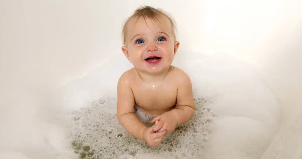 幸せな男の子が浴槽で笑う — ストック写真