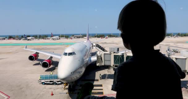 El niño mira la preparación de la aeronave para el vuelo — Vídeo de stock