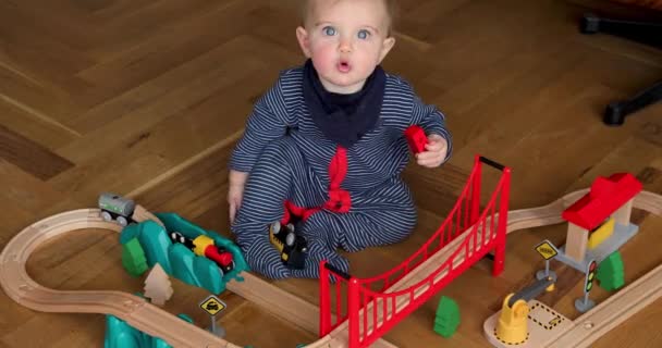 Criança brincando com trem de madeira — Vídeo de Stock
