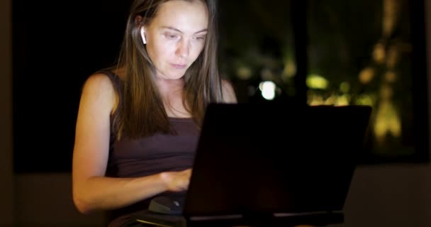 在笔记本电脑上工作的妇女在晚上 — 图库视频影像