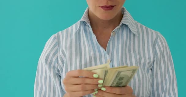 Το κοντινό κομμάτι της γυναίκας μετράει χρήματα — Αρχείο Βίντεο