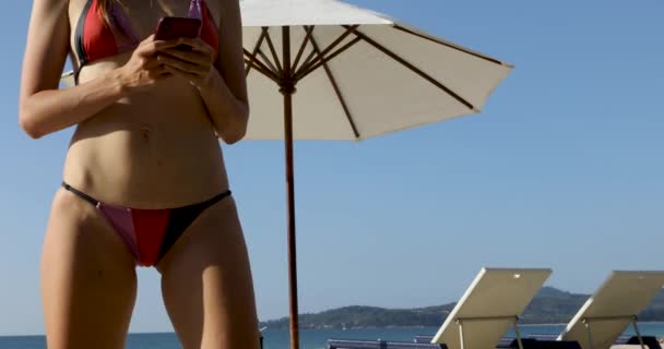 Donna corpo costume da bagno sfondo mare — Video Stock