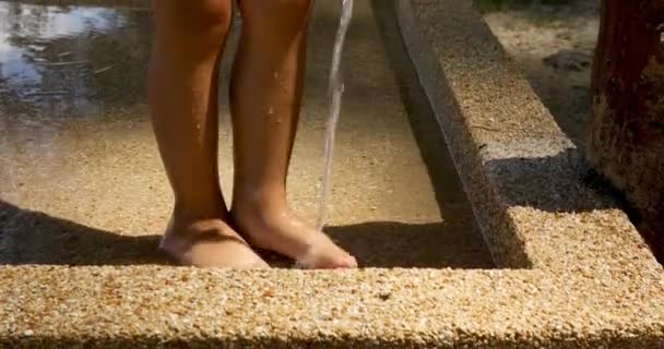 Babys malá noha je pod tekoucí vodou — Stock video