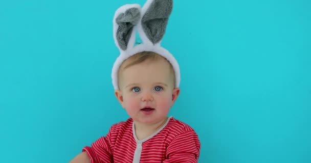 Портрет милої маленької дівчинки з вухами кролика — стокове відео