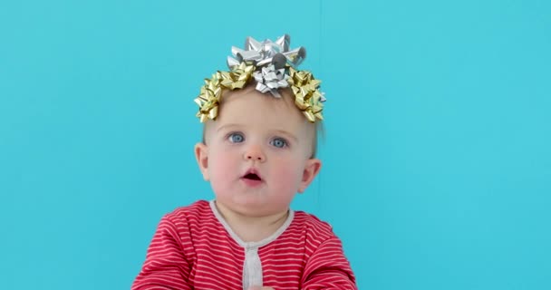 Baby dekorerad med en båge som en gåva — Stockvideo