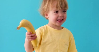 Muz ile sevimli küçük çocuk komik portre