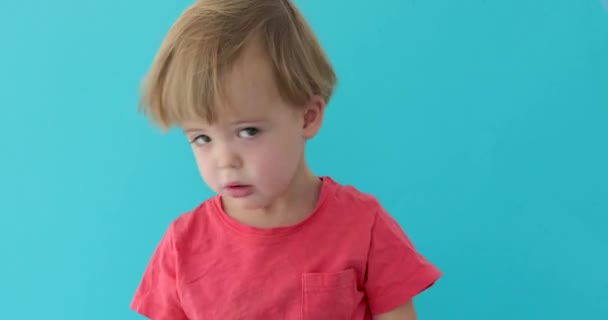 Mały chłopiec macha głową i mówi nie — Wideo stockowe
