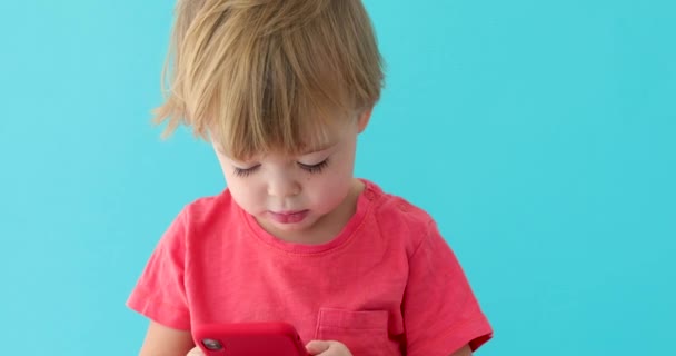 Criança tocando tela do telefone celular, interesse em tecnologia moderna — Vídeo de Stock