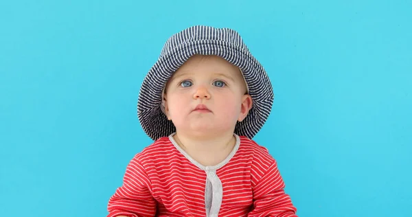 Doce bebê no chapéu de verão — Fotografia de Stock